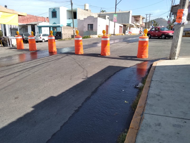 Obreros de puente Querétaro trabajan entre 2 fugas de agua