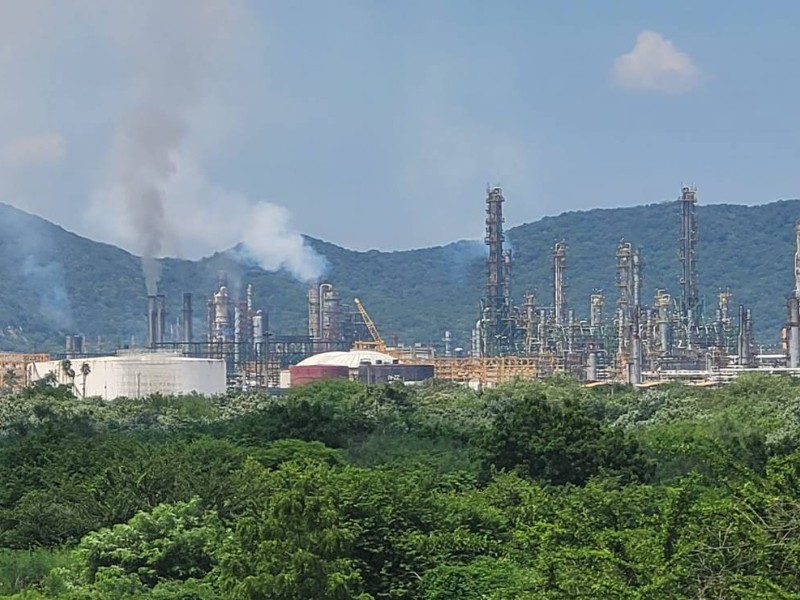 Obreros sin empleo por retraso en mantenimiento de refinería en Salina Cruz