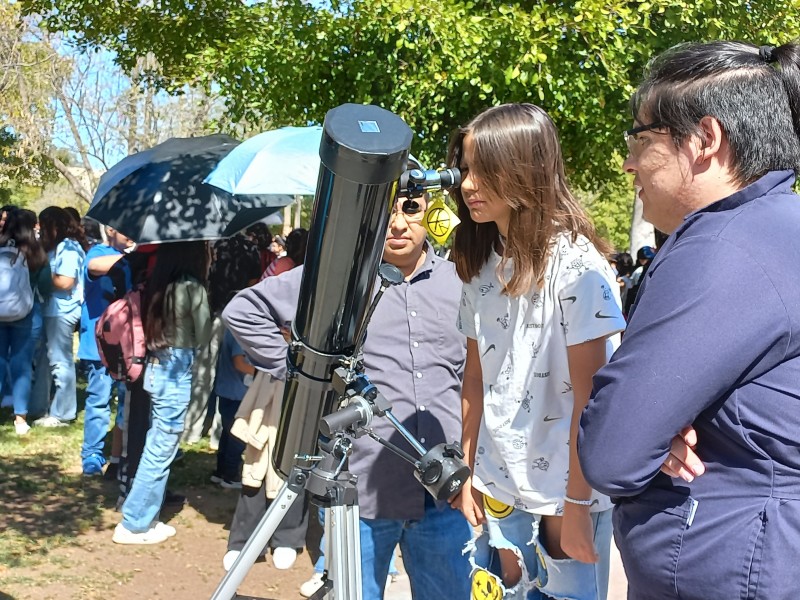 Observan el eclipse con telescopios instalados en la Unison