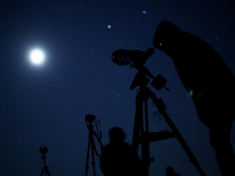 Observar la Luna, Júpiter y Saturno es posible en Unicach