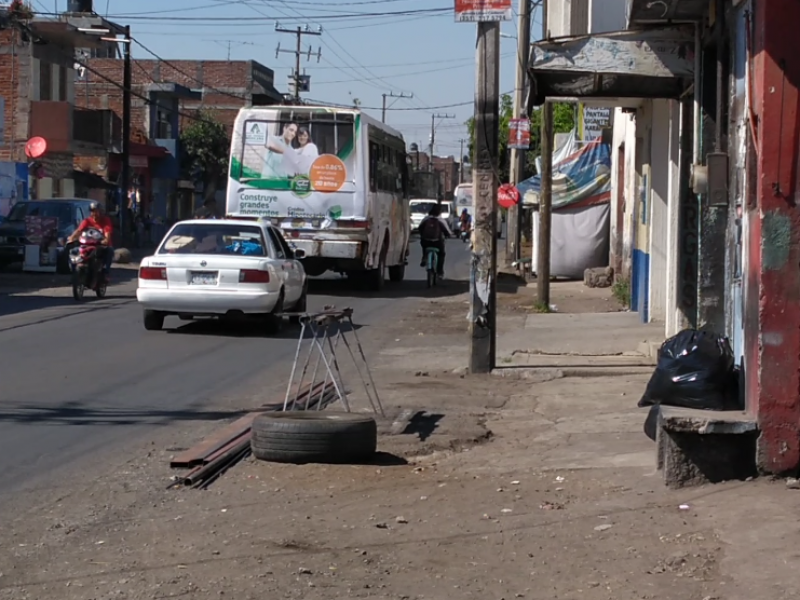 Obstáculos en banquetas ponen en riesgo a peatones