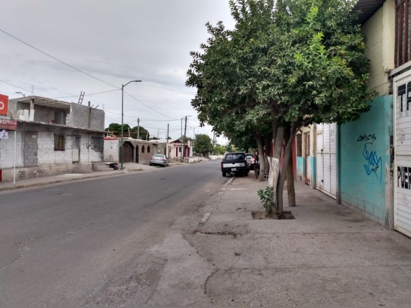 Obstrucción en banquetas pone en riesgo vida peatonal