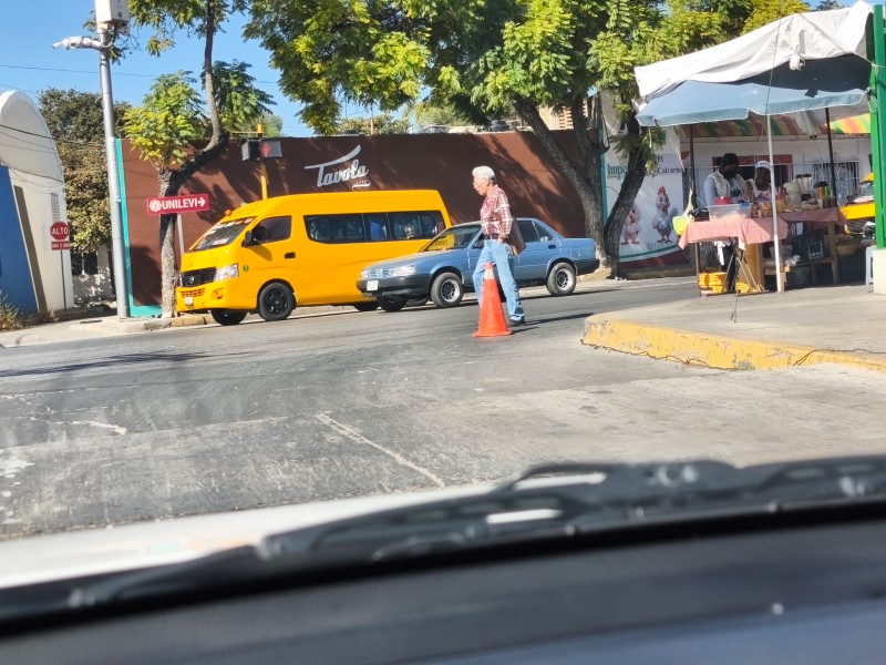 Obstrucción por puestos de comida frente a la 15 del IMSS