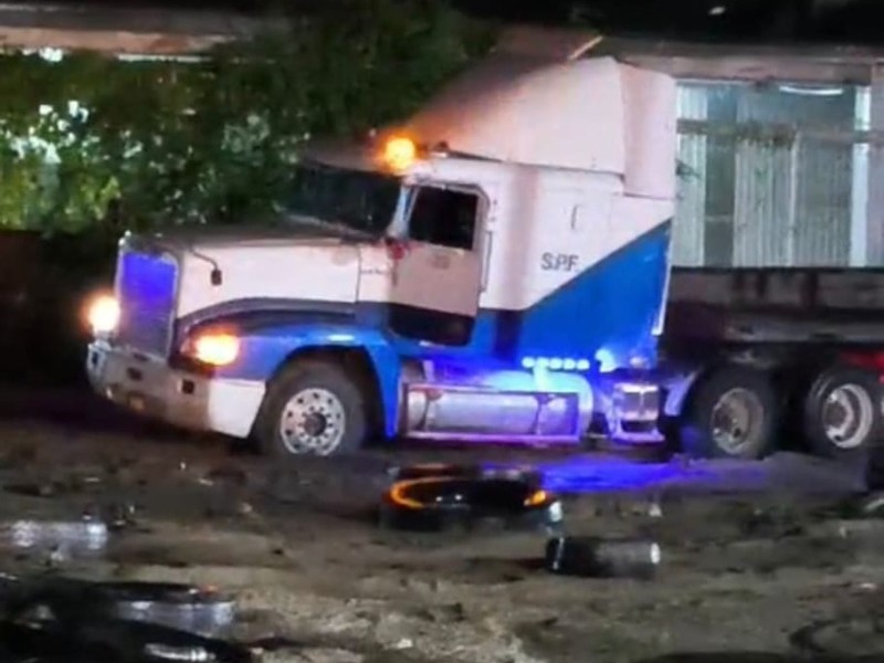 Obstruida circulación para vehículos pesados en carretera Manzanillo a Minatitlán