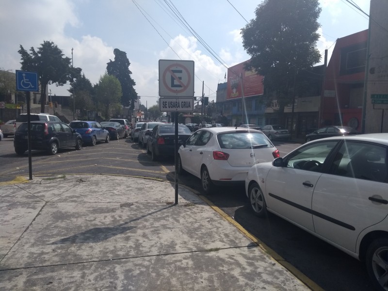 Obstruyen avenidas al estacionarse en donde fila