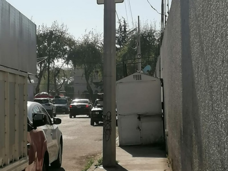 Obstruyen con puestos banquetas de Toluca