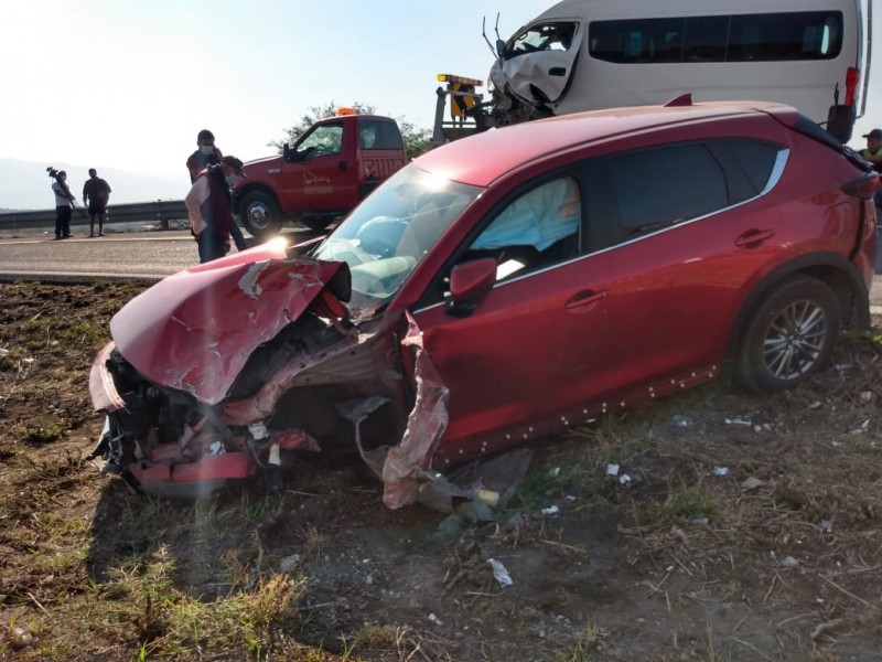 Ocasiona accidente por rebasar en curva; 8 lesionados