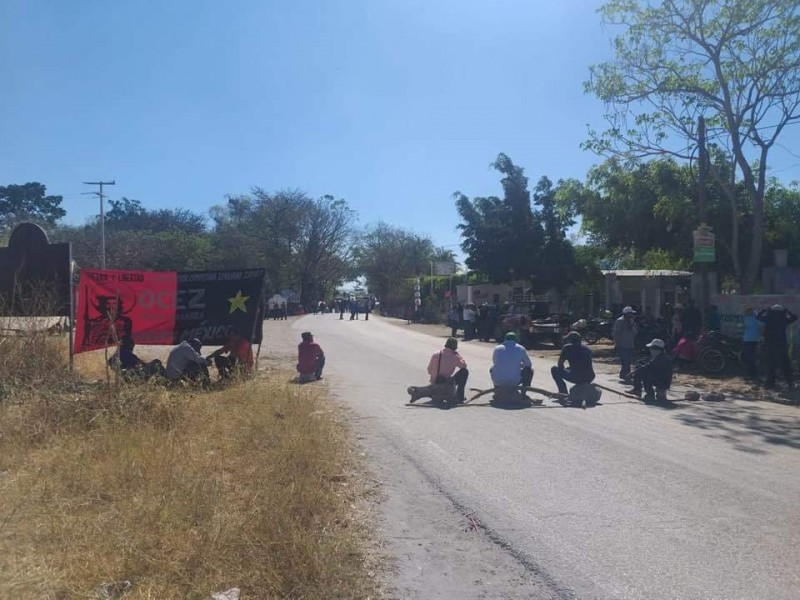 OCEZ Bloquea tramo carretero en Venustiano Carranza