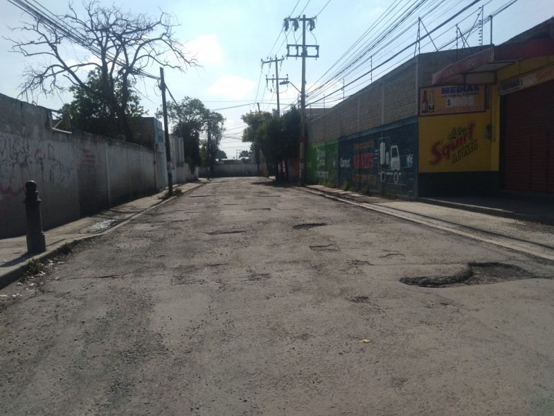 Ocho baches en sólo una calle de Toluca