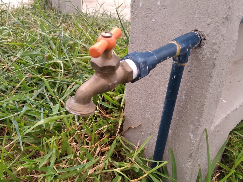 Ocho días sin agua tienen en Hershel Brown, urgen solución