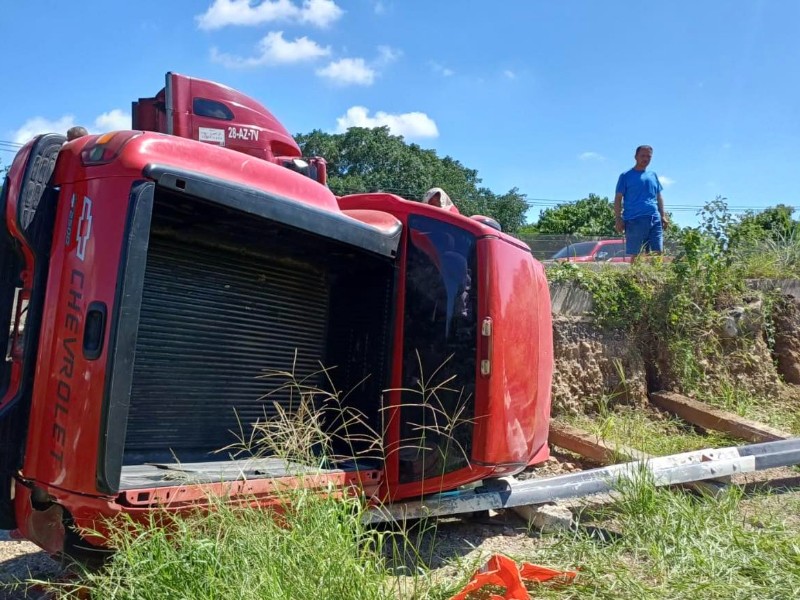 Ocho lesionados en volcadura de camioneta sobre autopista Colima-Manzanillo