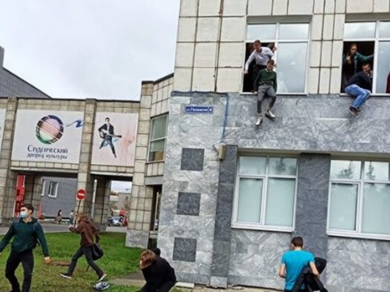 Ocho muertos y 26 heridos deja tiroteo en escuela rusa