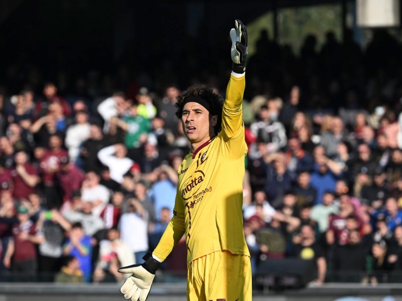 Ochoa evita goleada de escándalo ante Milán