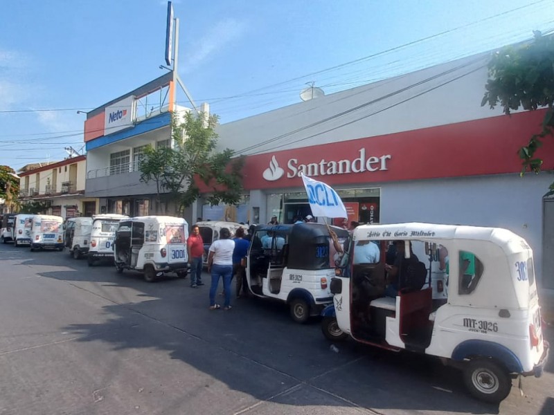 OCLI toma instalaciones de Santander, exigen devolución económica a usuario
