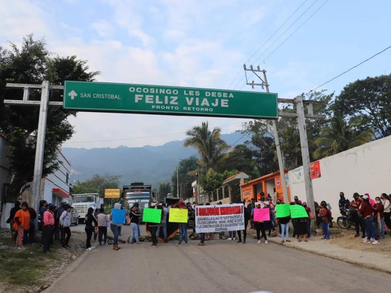 Ocosingo amanece con bloqueos por demandas educativas