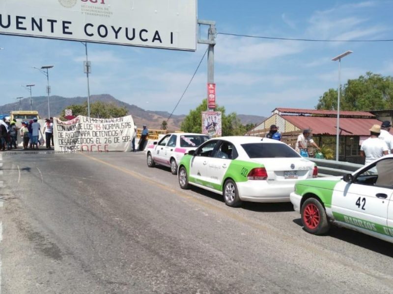 OCSS bloquean carretera Acapulco-Zihuatanejo a la altura de Coyuca