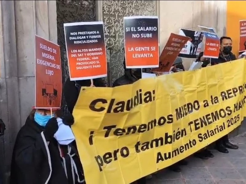 Oficina centro del SAT cerrada por manifestación de empleados