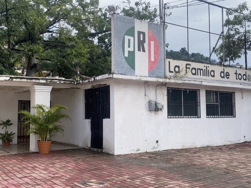 Oficinas del PRI Zihuatanejo deterioradas y abandonadas por su militancia