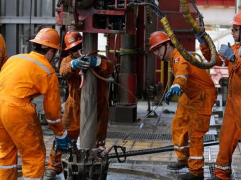 Ofrece AMLO seguridad laboral a trabajadores petroleros