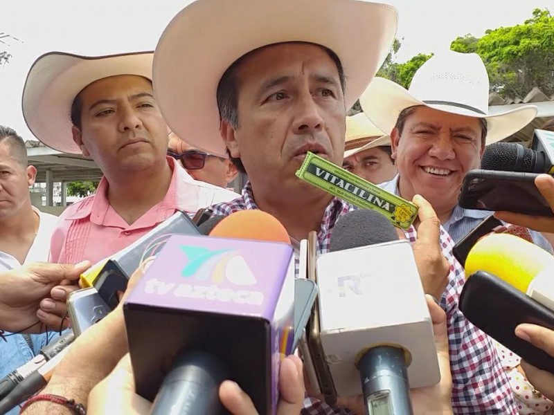 Ofrece Cuitláhuac pomada a Yunes Linerales 'para ardor'