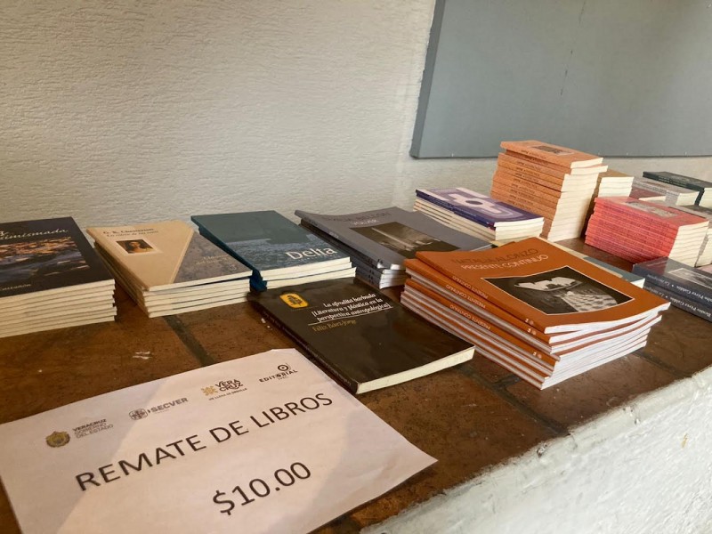 Ofrece Librería IVEC mesa de remates en diferentes libros