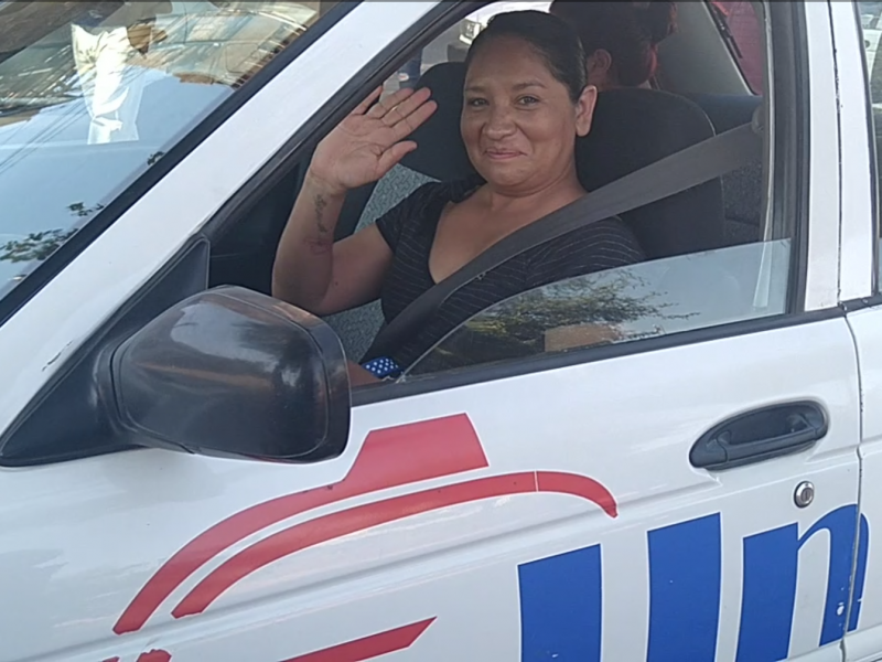 Ofrece mujer taxista servicio a mujeres y personas de tercera edad