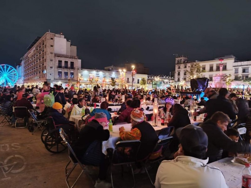 Ofrecen cena de navidad a personas en situación vulnerable