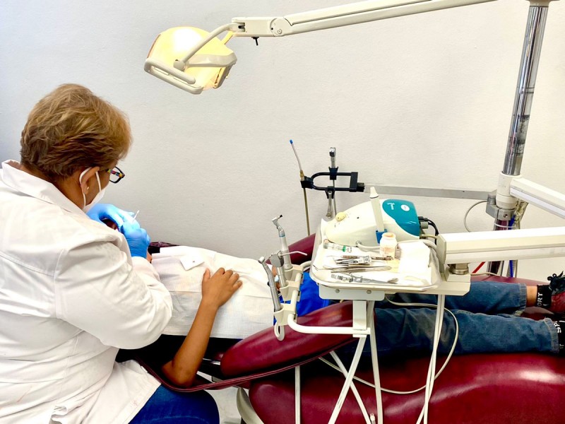 Ofrecen diversos servicios dentales en Salud Pública Municipal