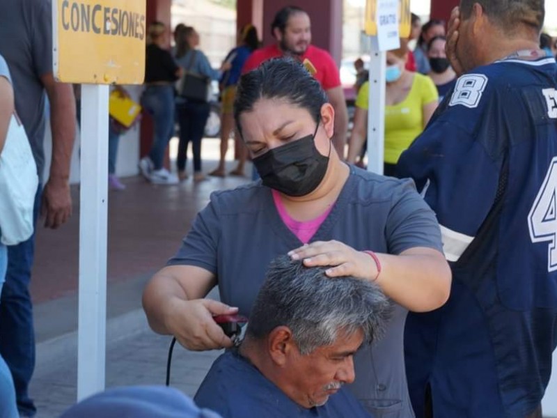 Ofrecen estudiantes del Icatson cortes de pelo gratuitos