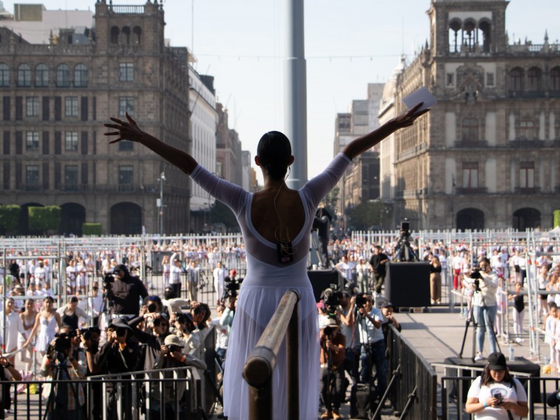 Ofrecen mega clase de ballet en el Zócalo CDMX