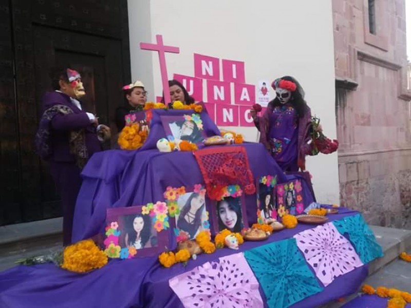 Ofrecen ofrenda de Día de Muertos por feminicidios