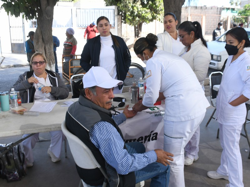 Ofrecen servicios médicos gratuitos en Torreón