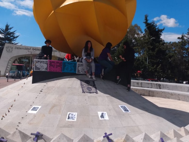 Ofrenda conmemorativa a estudiantes de la UAEMéx