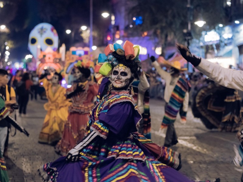 Ofrendas, duelo y disfraces: dos tradiciones que marcan a México.