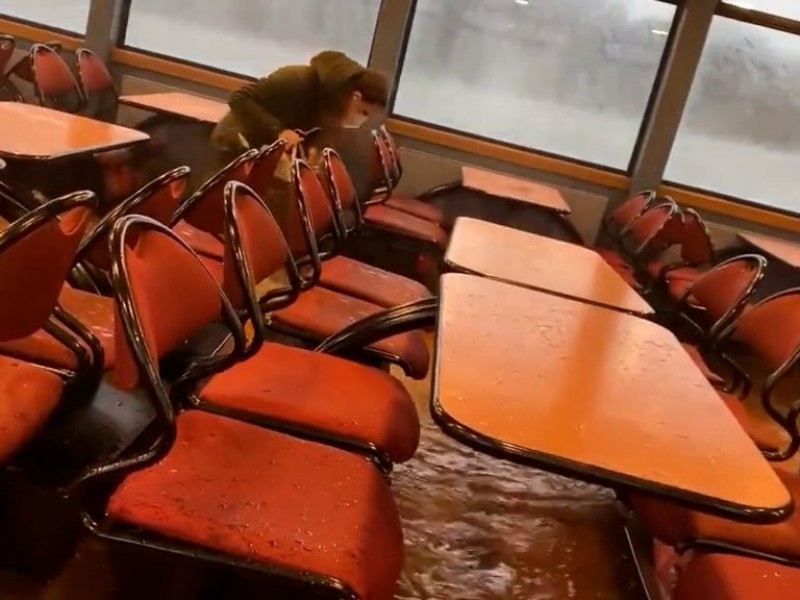 Ola destruye ventanas de un ferry con pasajeros en Alemania