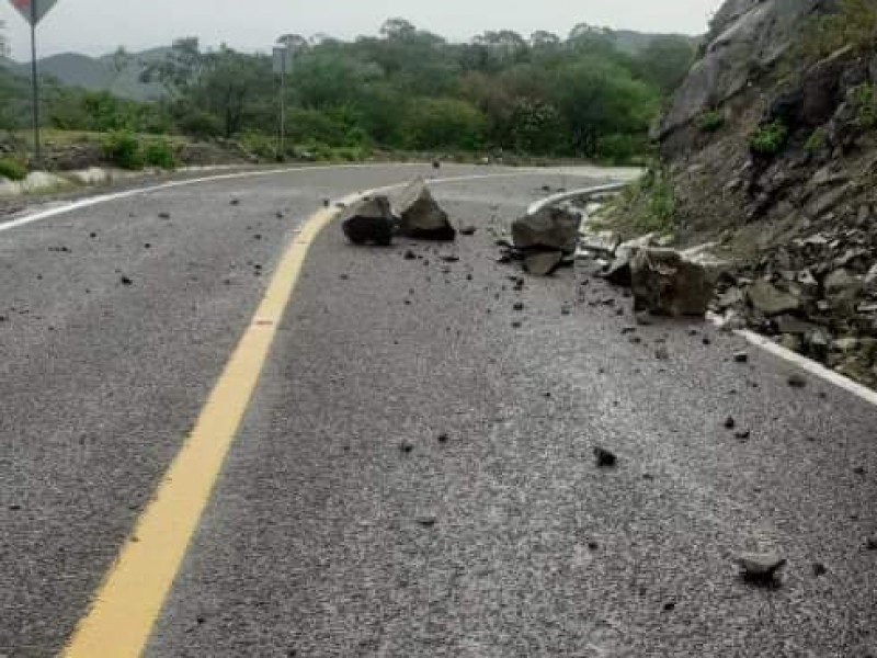 Olaf deja derrumbes en carreteras