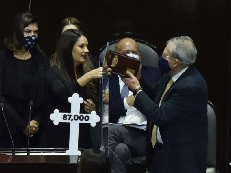 Olvidan diputados pacto de civilidad; regalan urna funeraria a Alcocer