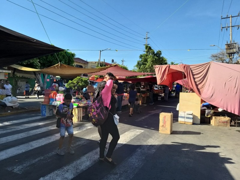 Olvidan medidas sanitarias en tianguis