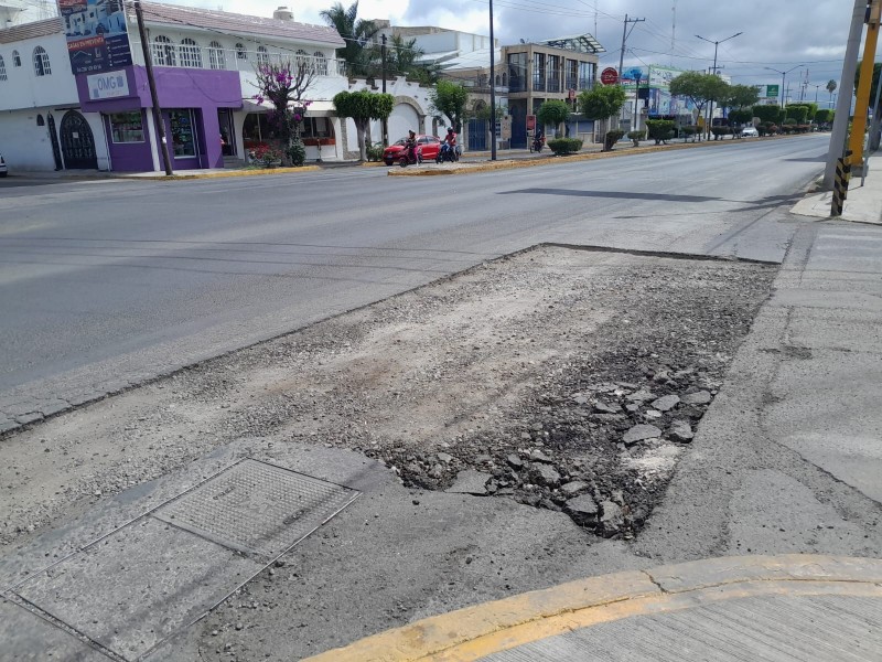 Olvidan recortes de asfalto en Adolfo López Mateos