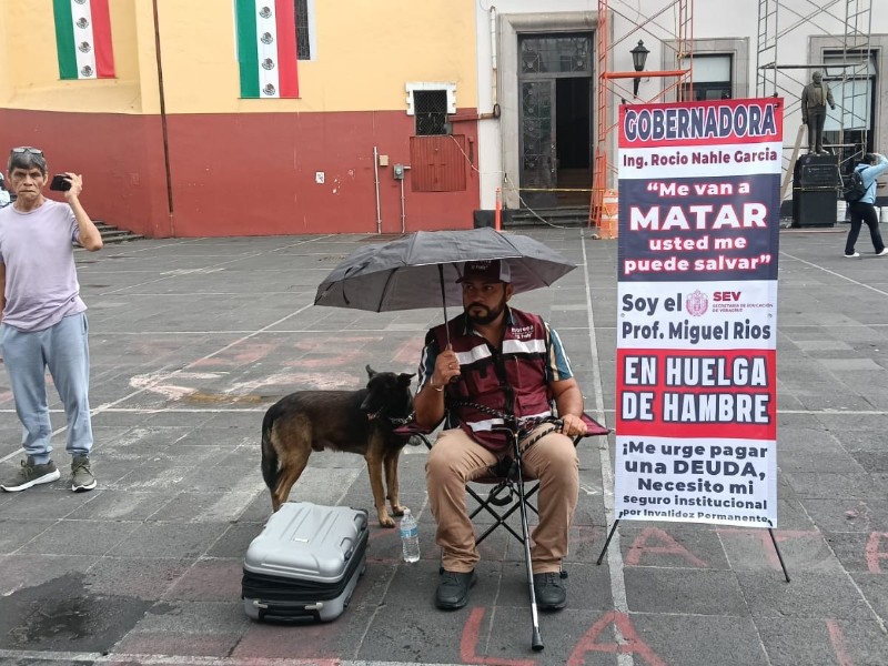Once cirugías, amenazas y deuda: profesor exige seguro con huelga.