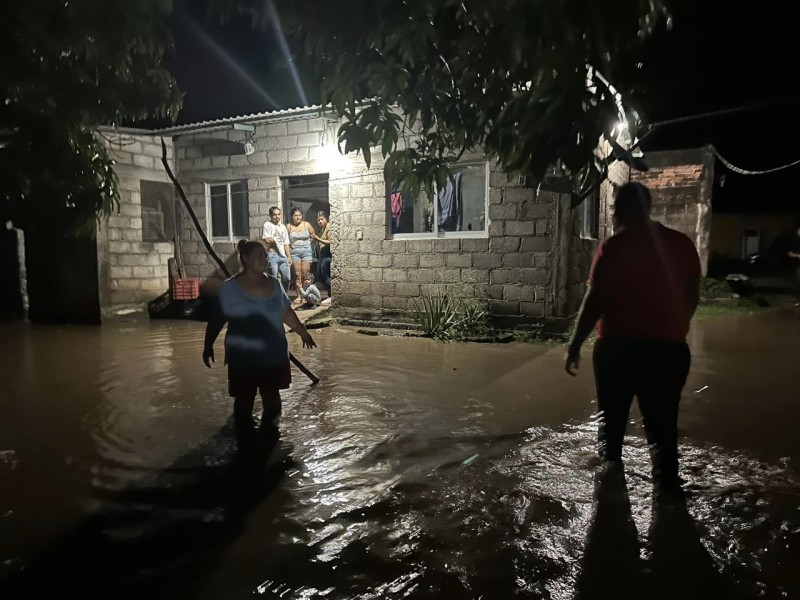 Onda Tropical 26 provoca inundaciones en Tapanatepec
