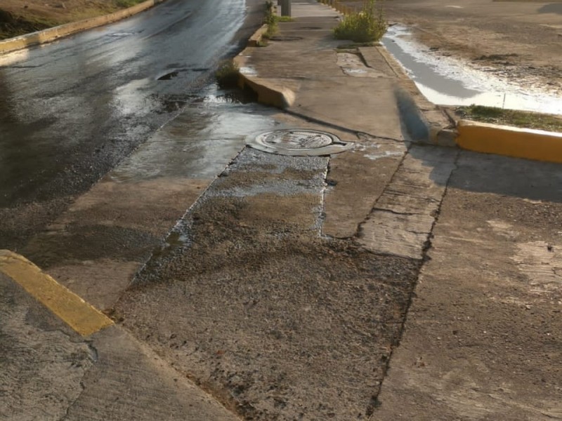 Ooapas atiende escurrimiento de agua sobre Av. Camelinas