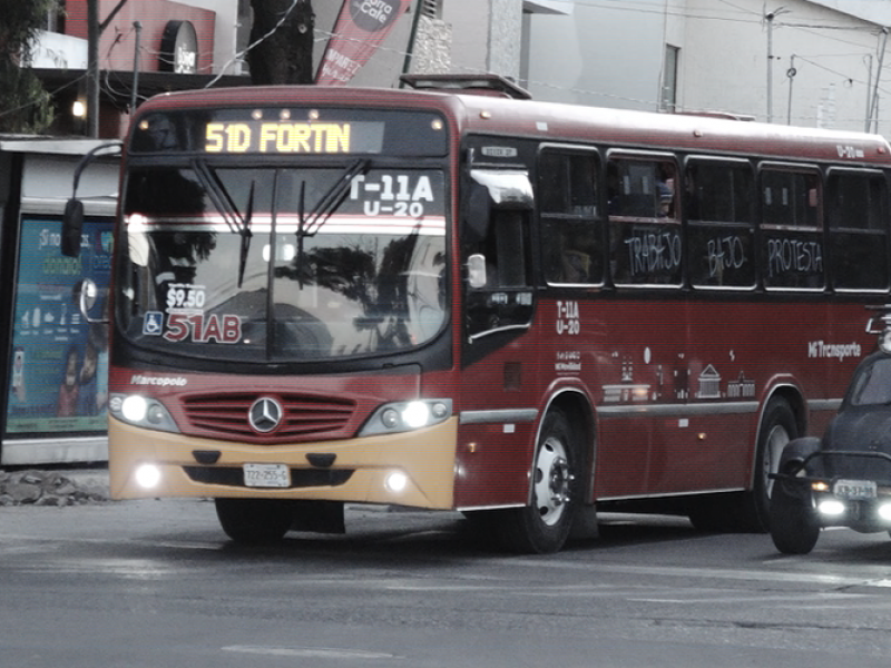 Opera ruta 51AB bajo protesta; espera afecta a usuarios