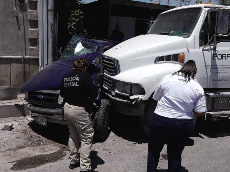 Operador de camión provoca aparatoso accidente en Torreón