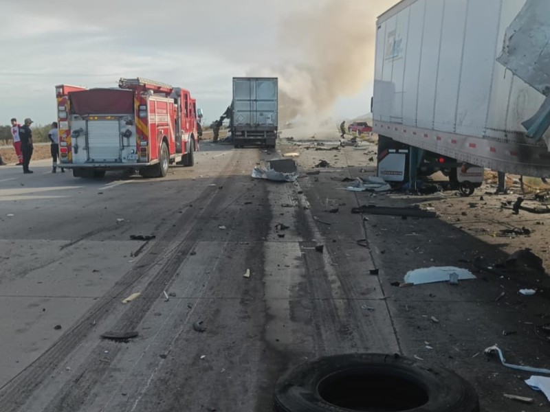 Operador de tráiler muere calcinado en choque por alcance con otro vehículo
