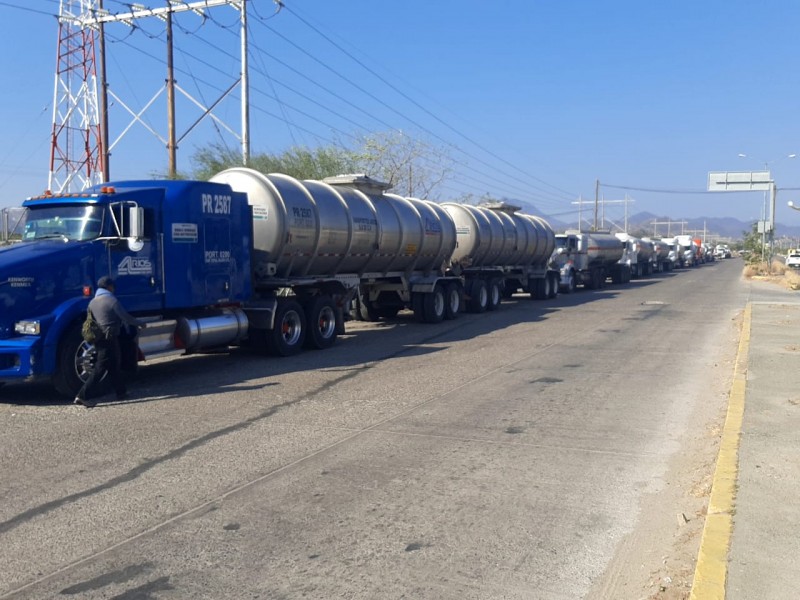 Operadores de pipas afectados por bloqueo a la refinería