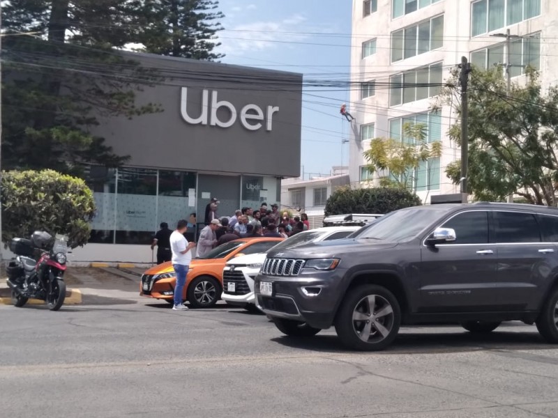 Operadores de Uber reclaman más seguridad tras asesinato de chofer