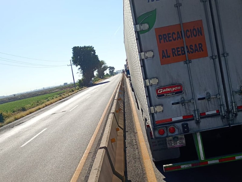 Operadores varados en caseta El Pisal piden apoyo de agua y comida