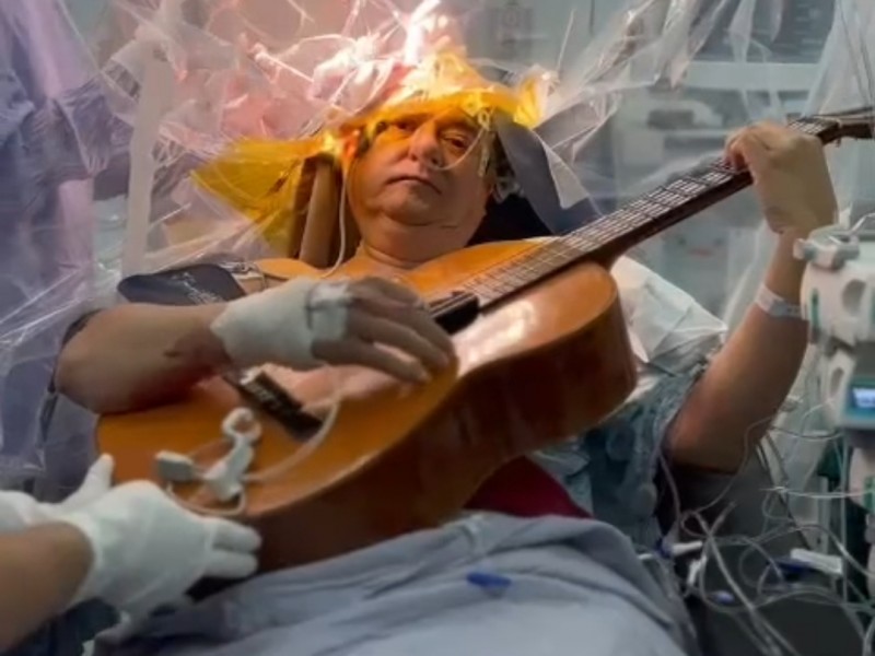 Operan a paciente de tumor cerebral mientras toca guitarra