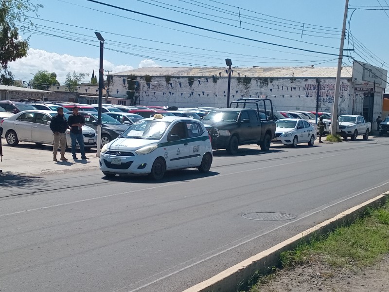 Operativo en bulevar Francisco Villa: autoridades revisan lotes de autos